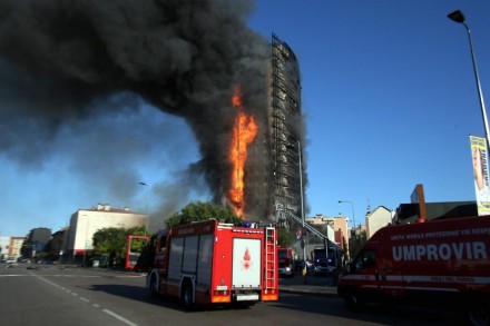 Palazzo a Milano divorato dalle fiamme: 